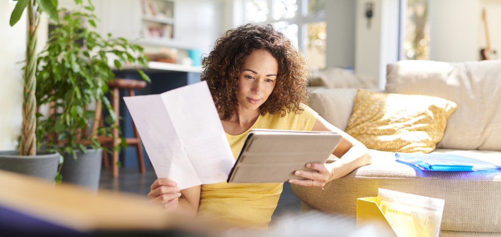 person using insurance comparison websites